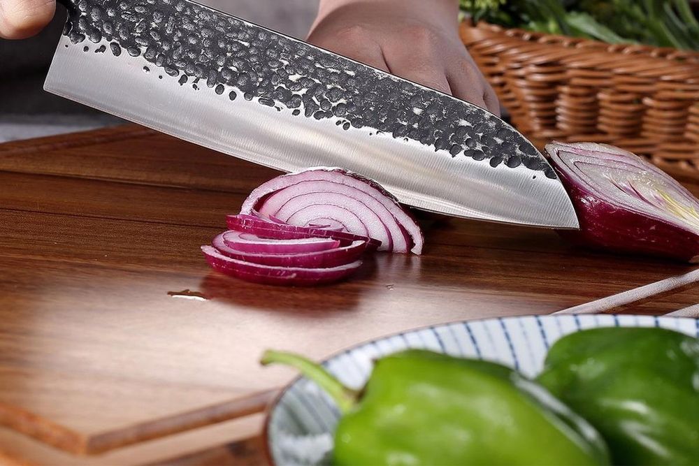 Santokumesser PAUDIN HB10 beim Schneiden einer roten Zwiebel
