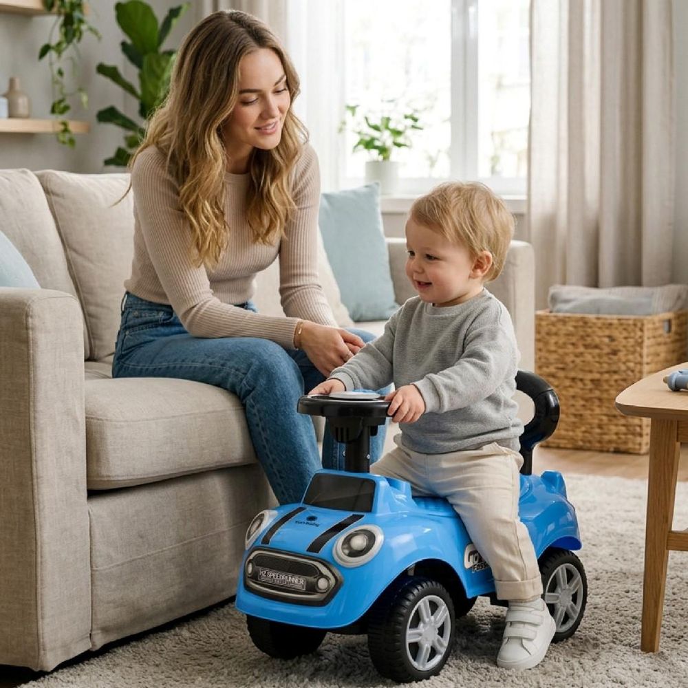 Kind fährt auf dem Rutschauto, Mutter beobachtet