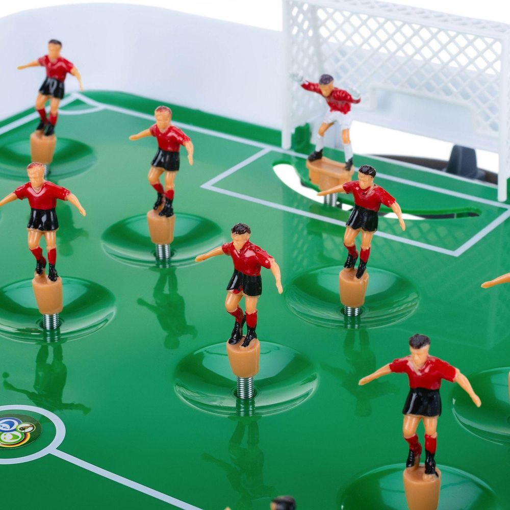 Nahaufnahme von roten Fußballspielern auf dem Tischfußballfeld