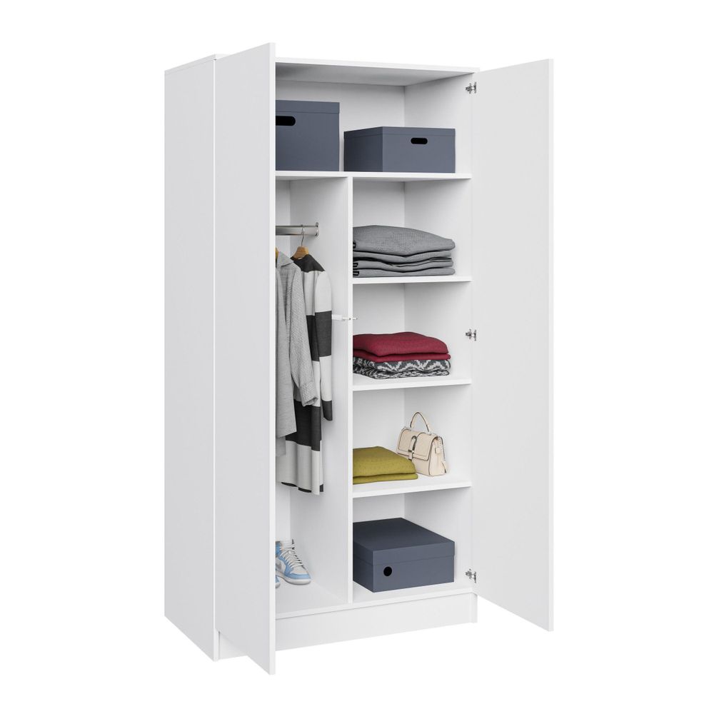 Geöffneter Schrank mit Kleidung und Fächern