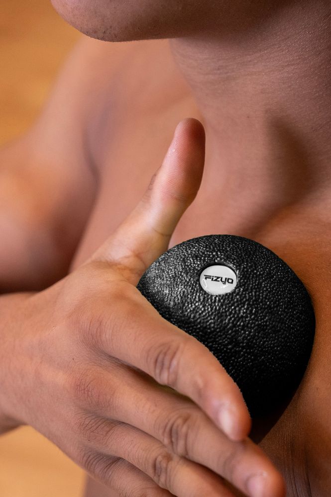 Person beim Training mit dem FIZYO 8 cm Massageball