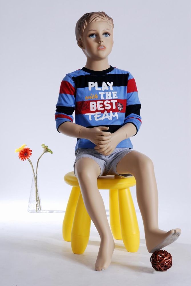 BB-12 Junge sitzende Kinderpuppe mit Hocker aus Glasfasern