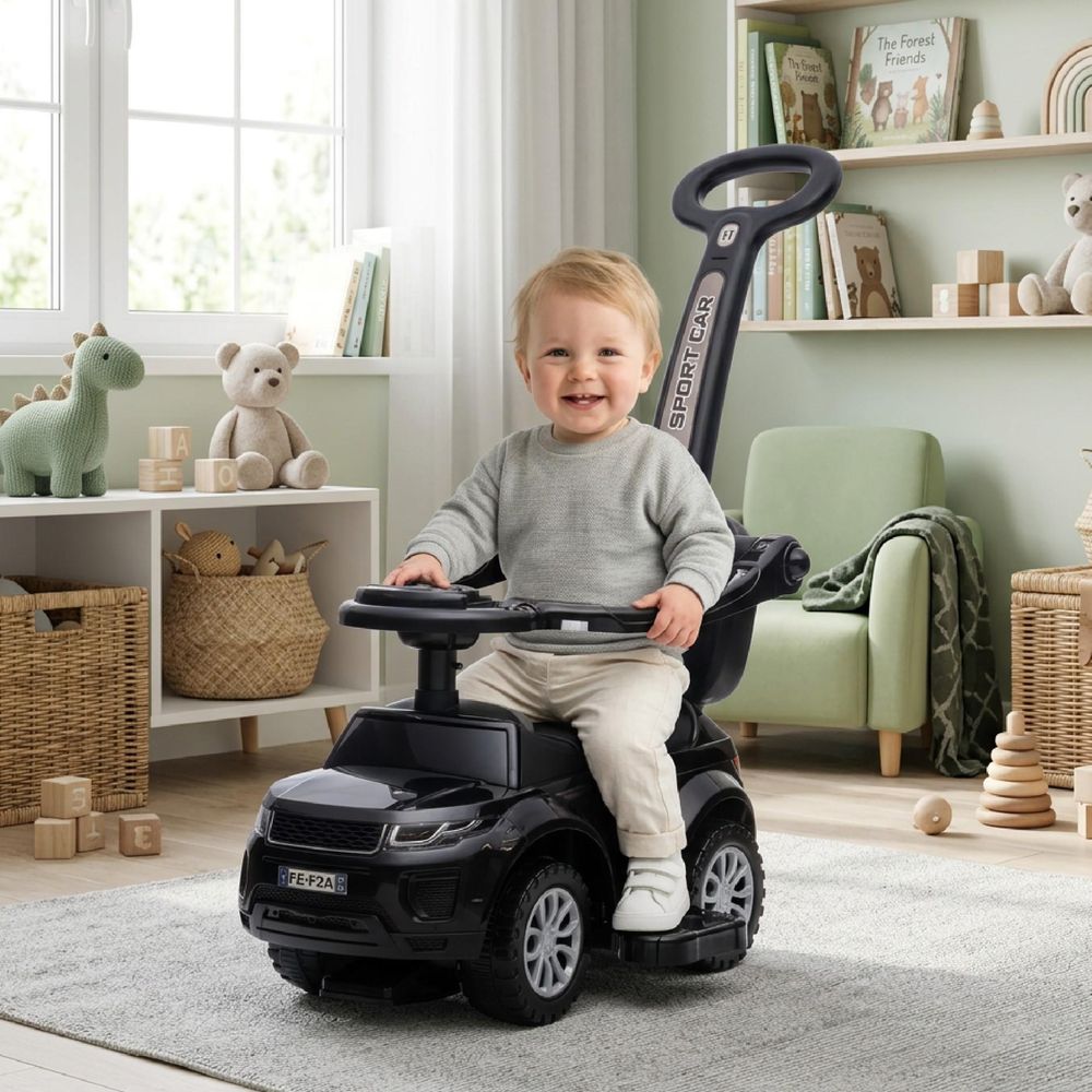 Kind zittend op de loopauto in een lichte kamer