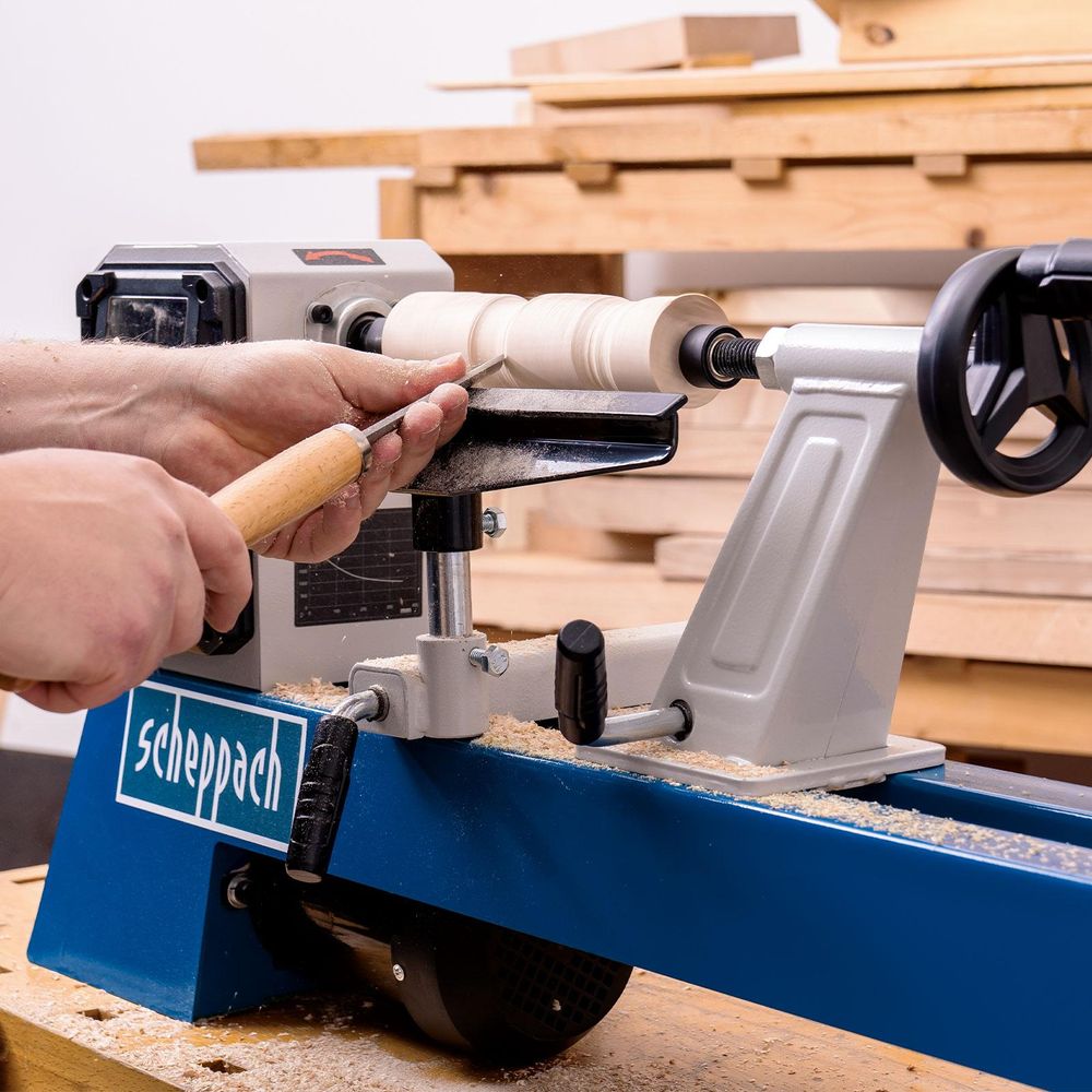 Das Bild zeigt eine Person bei der Arbeit mit einem Werkstück.