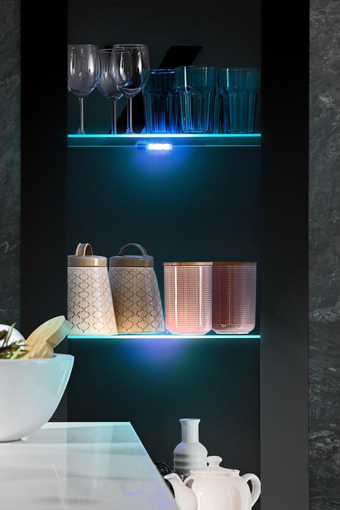 Komodee | Wohnwand Wohnzimmerset Tivoli Grande, Korpus Schwarz Matt Frontfarbe Schwarz Matt, LED Blau