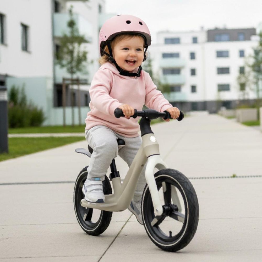Dziecko jadące na rowerku Sun Baby SPORT 12" na osiedlowym chodniku.