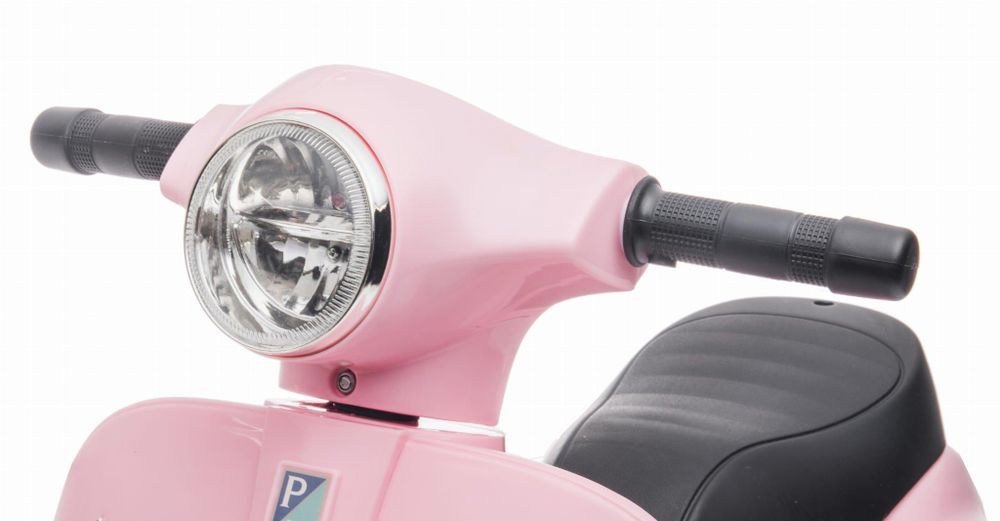 Dettaglio del manubrio e faro LED anteriore della Vespa Mini