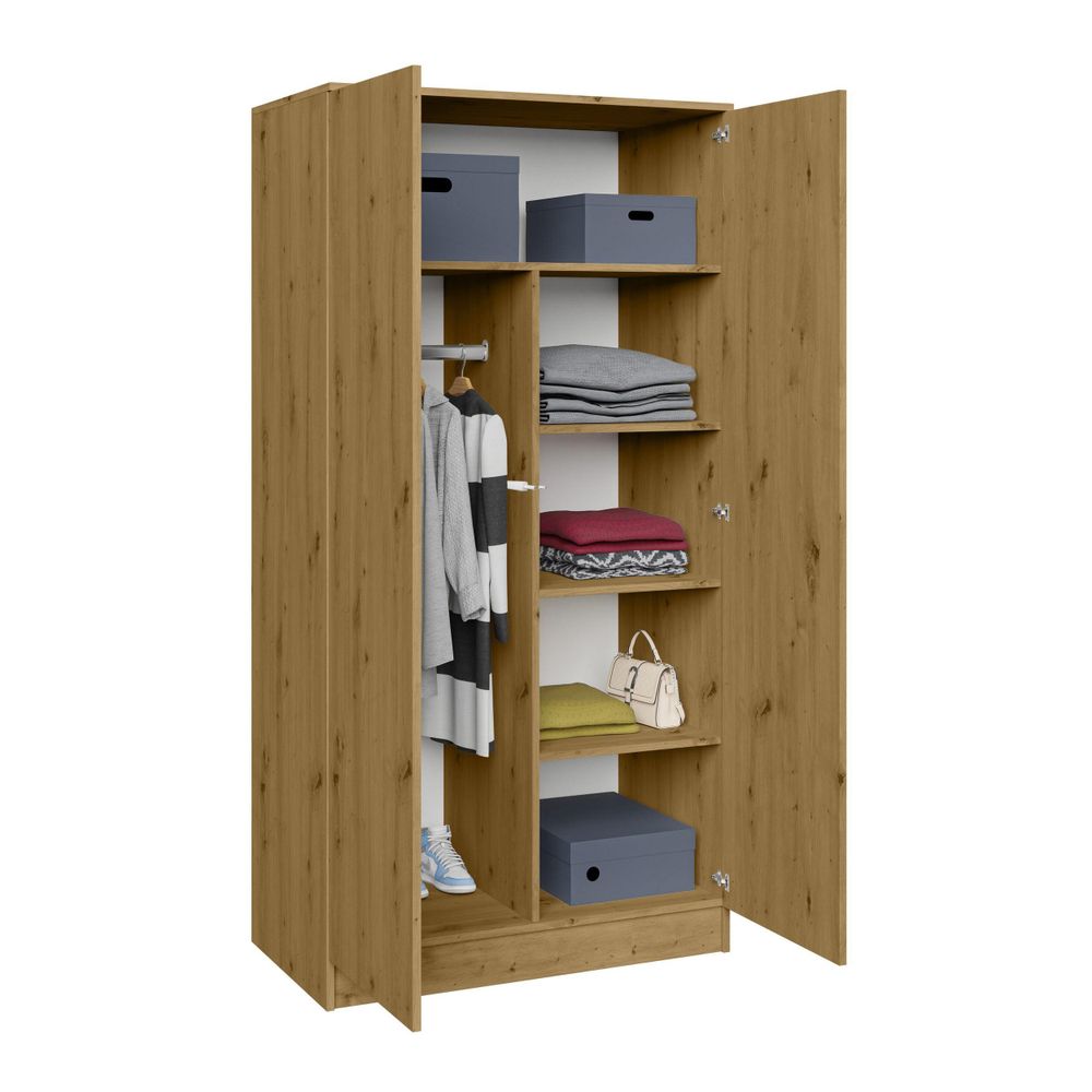 Geöffneter Schrank mit Kleidung und Fächern