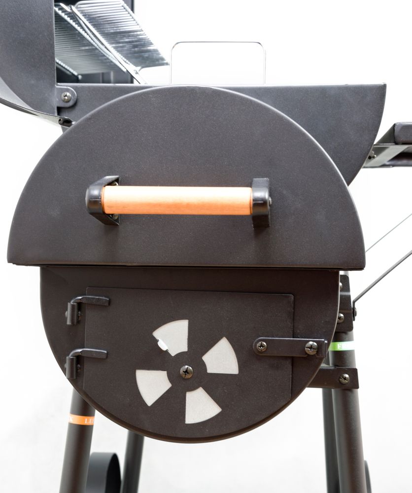 Perfektní regulace vzduchu u grilu na dřevěné uhlí G21 BBQ Big