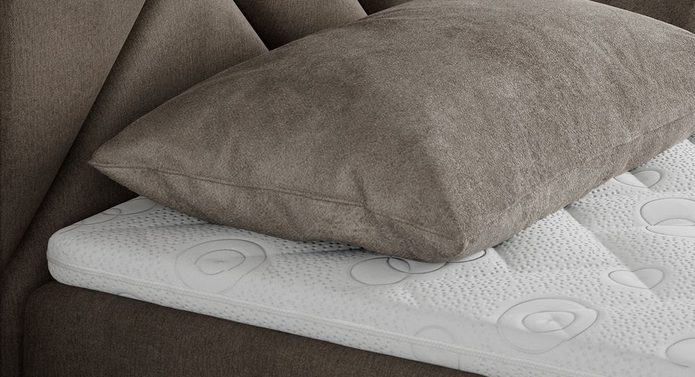 Gestepptes Kopfteil eines braun Bettes. Eine Topper-Matratze liegt auf dem Bett