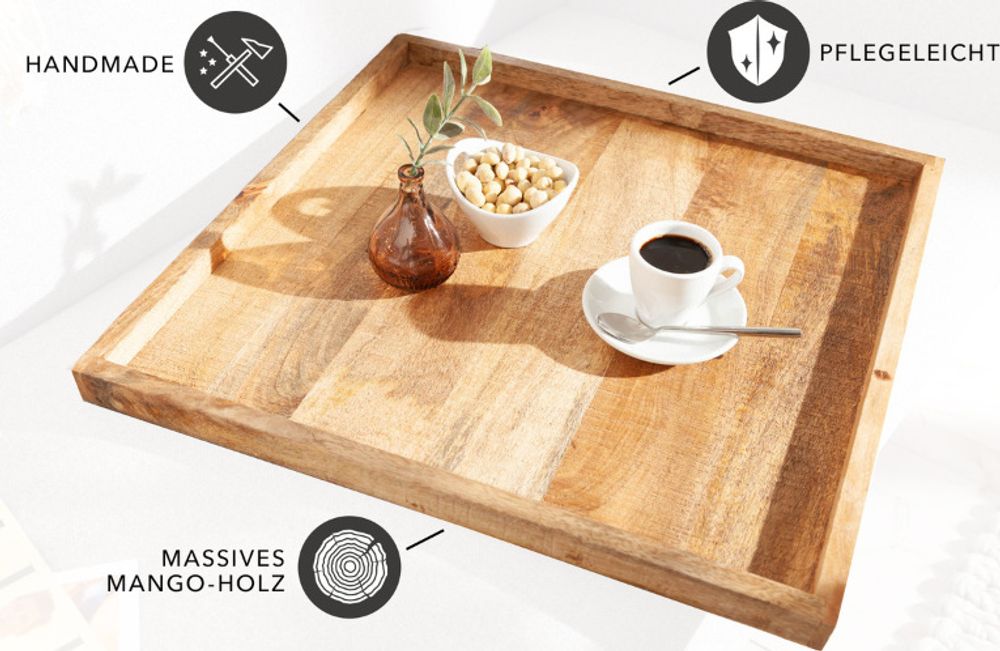 Ein massives Mangoholz-Tablett in einem schlichten Design, das vielfältig einsetzbar ist.