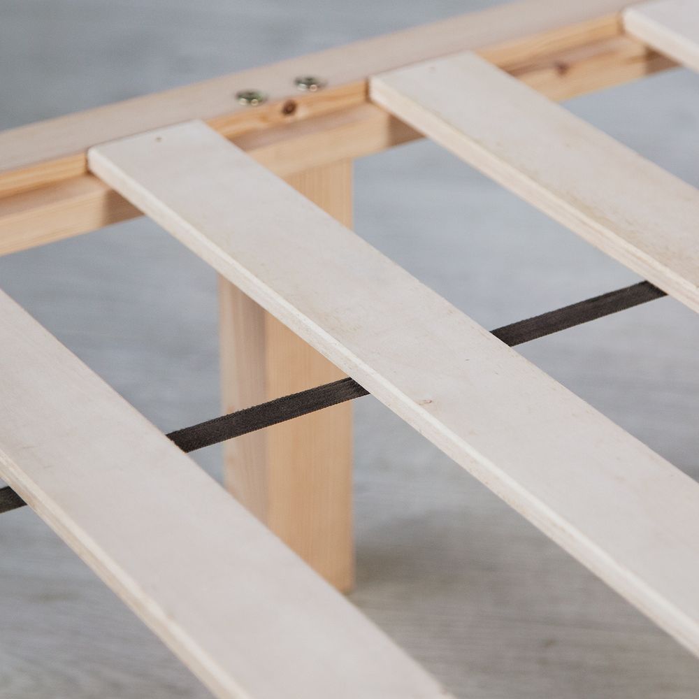 Das Bett wird mit inkludierten Lattenrost geliefert.