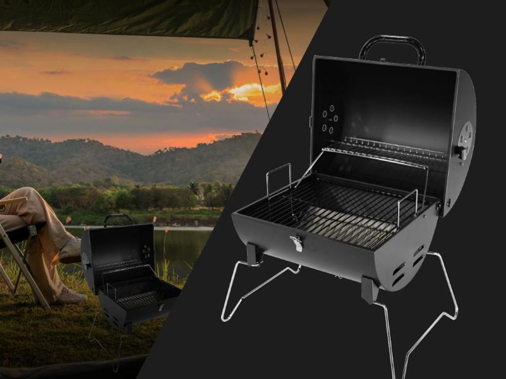 Gril de camping CHAROX ouvert au premier plan, avec une scène de camping en arrière-plan.