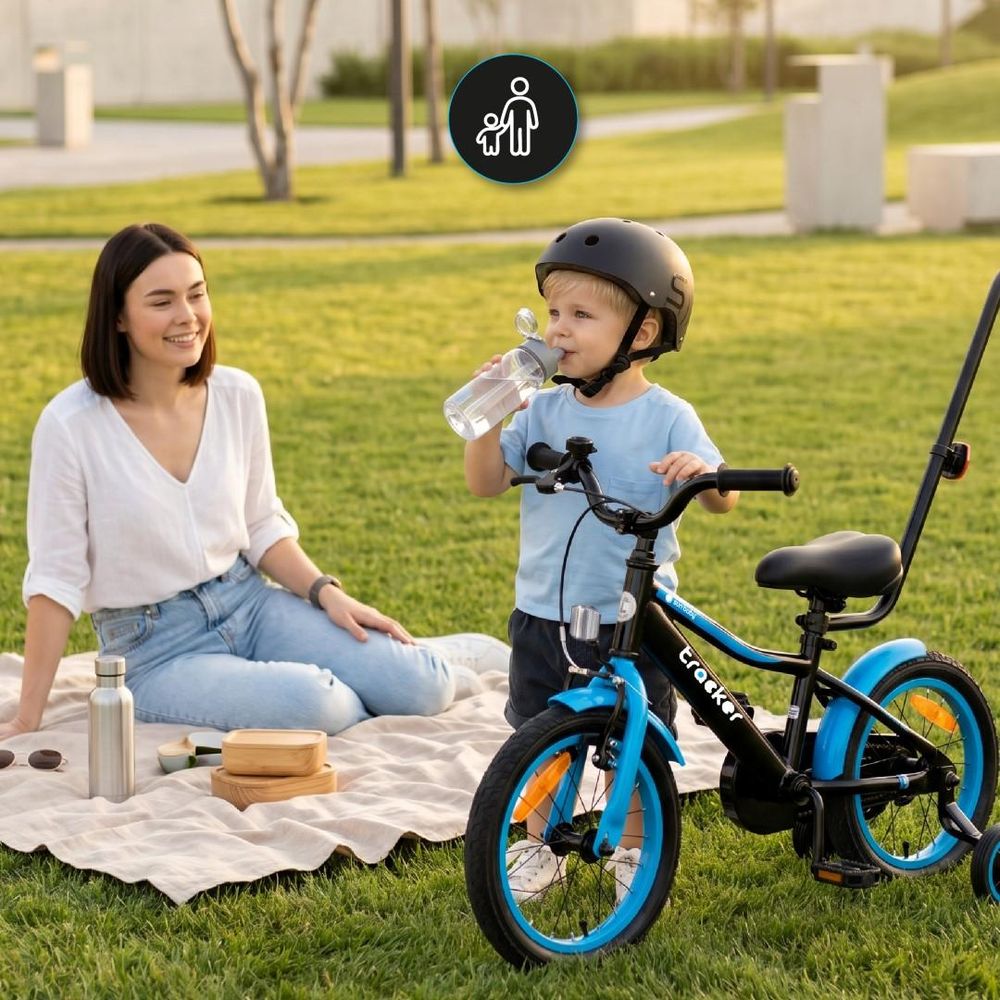 Bambino con bicicletta e bottiglia d'acqua, picnic con la famiglia.