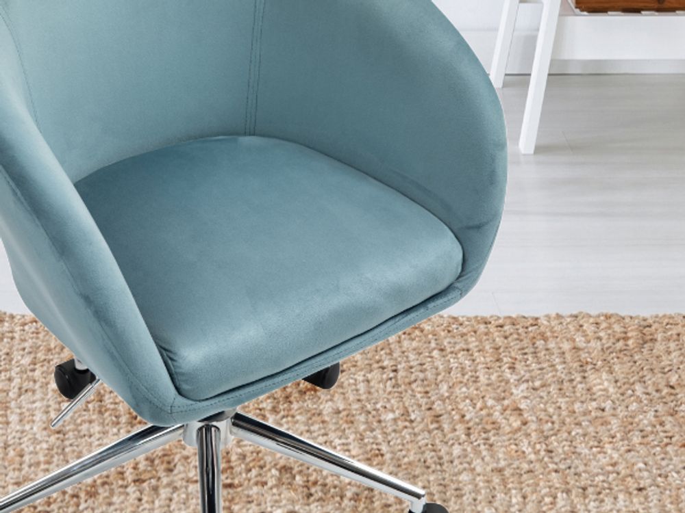 Blauer Bürostuhl mit gepolstertem Sitz und Rückenlehne, auf einem Teppich aus Naturfasern