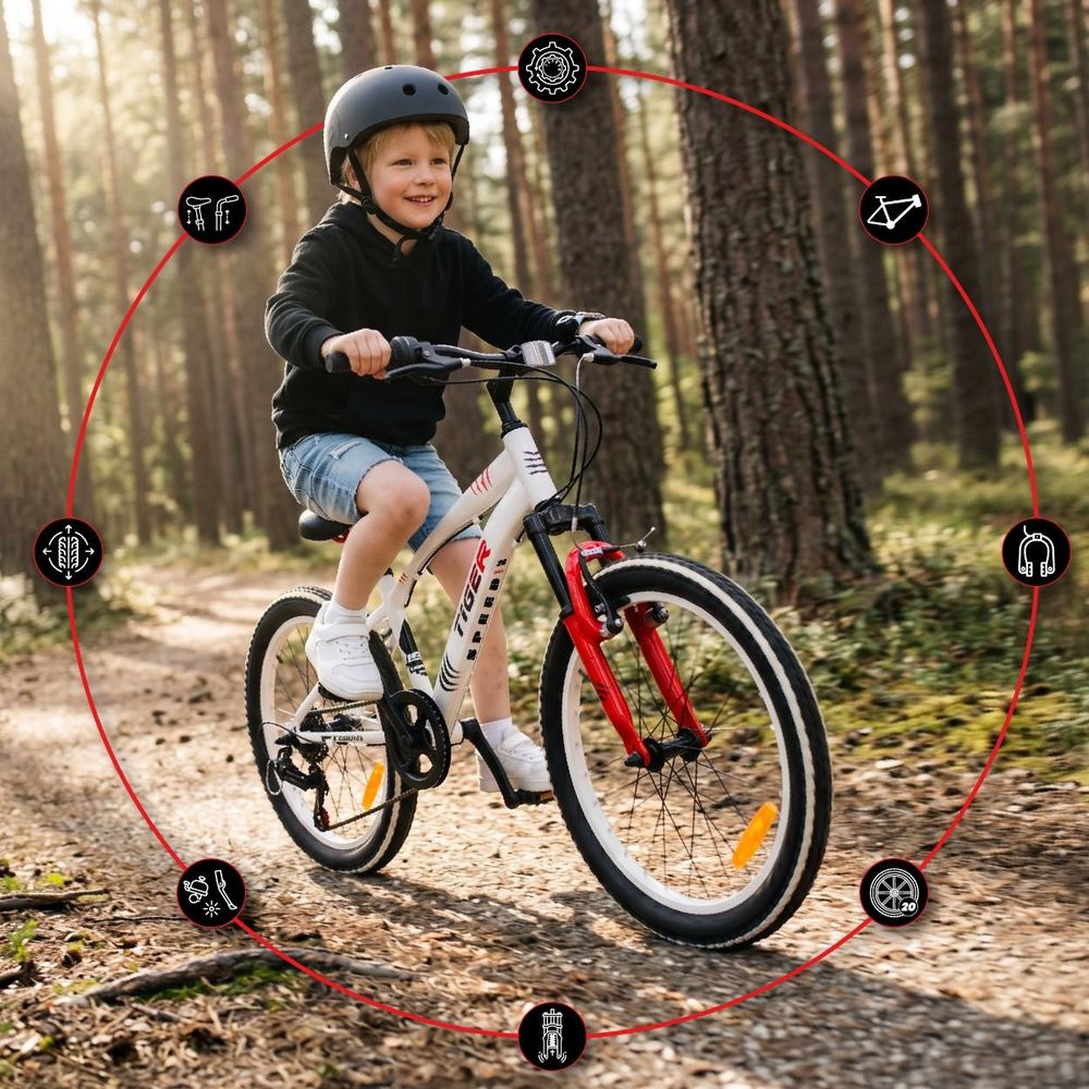 Niño montando la bicicleta SUN BABY Tiger Bike en un sendero de bosque, mostrando la suspensión.
