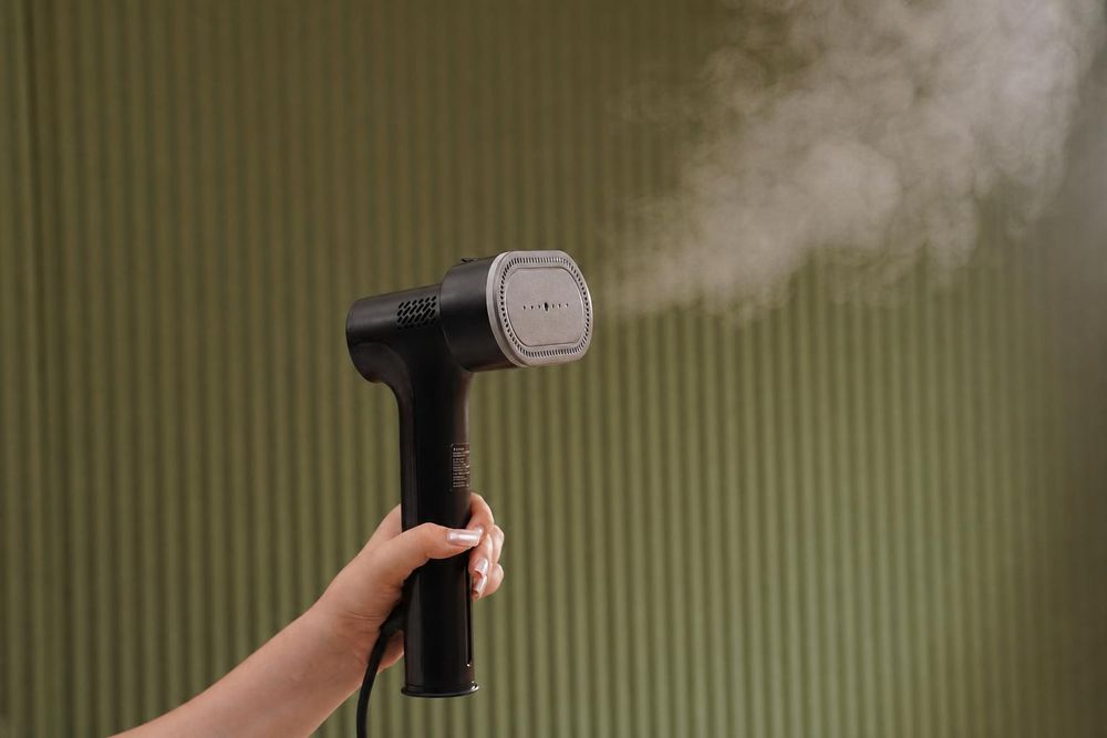 Fridja f20 Dampfglätter in Schwarz mit Dampfstoß