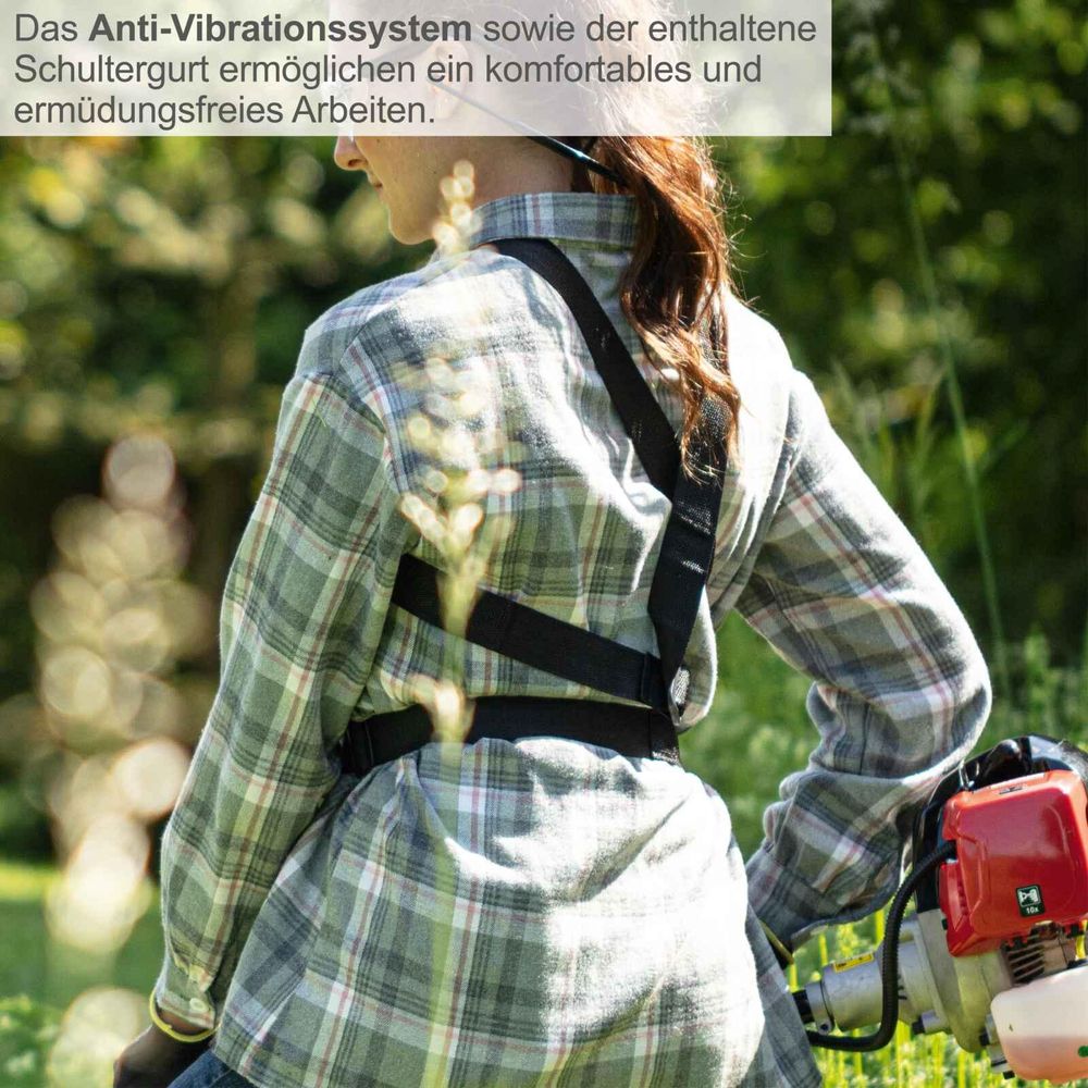 Das Bild zeigt eine Person beim Arbeiten mit dem Benzin - Multifunktionsgerät.