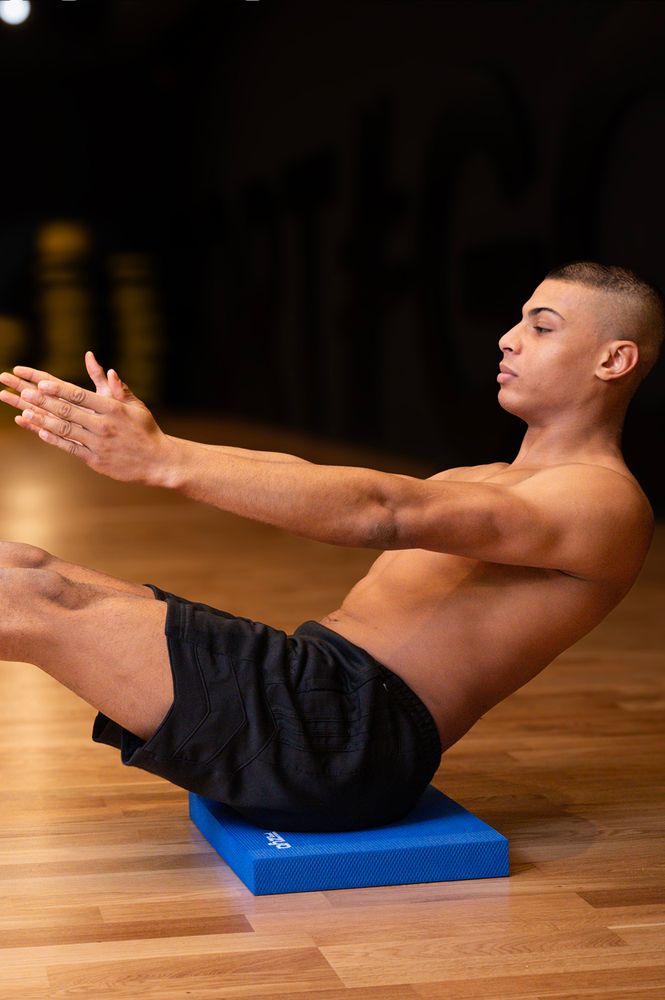Person trainiert auf dem FIZYO Balance Pad, Matte, Balancekissen