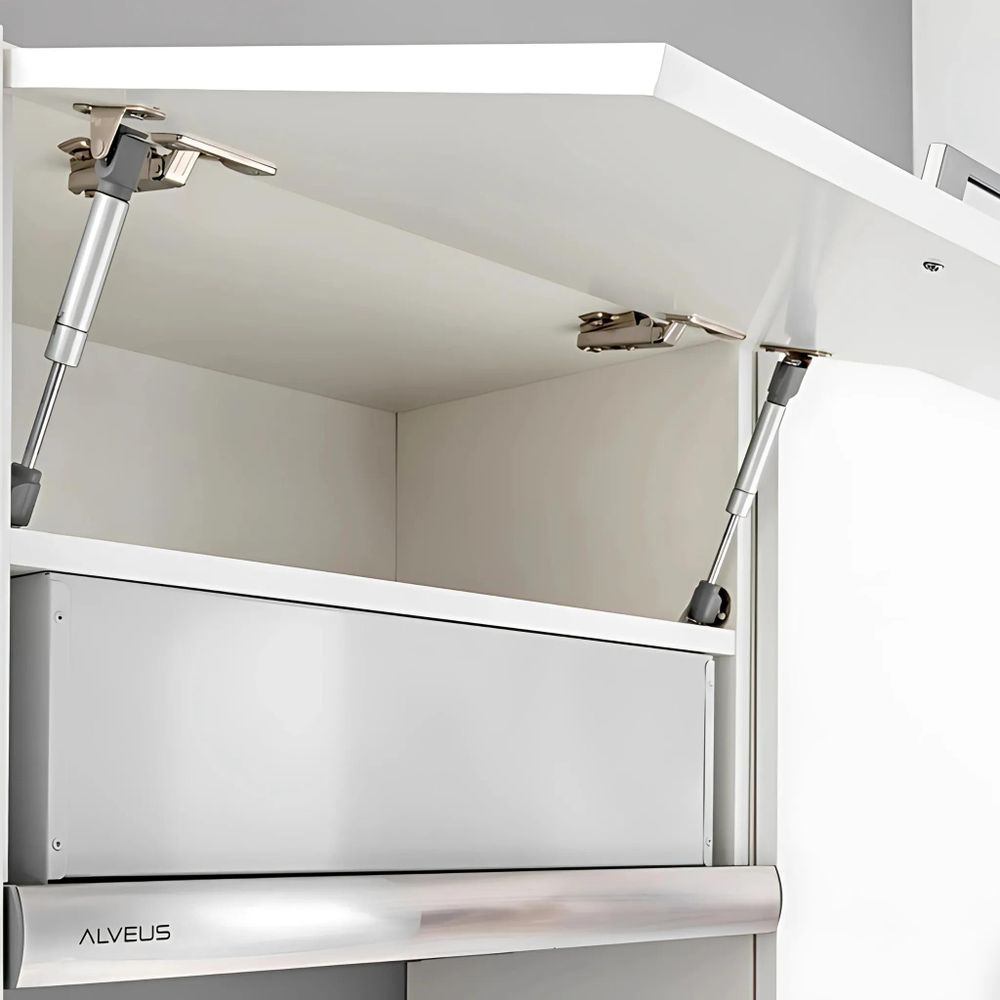 Geöffneter Oberschrank mit Klappe und grauer Front in Betonoptik.