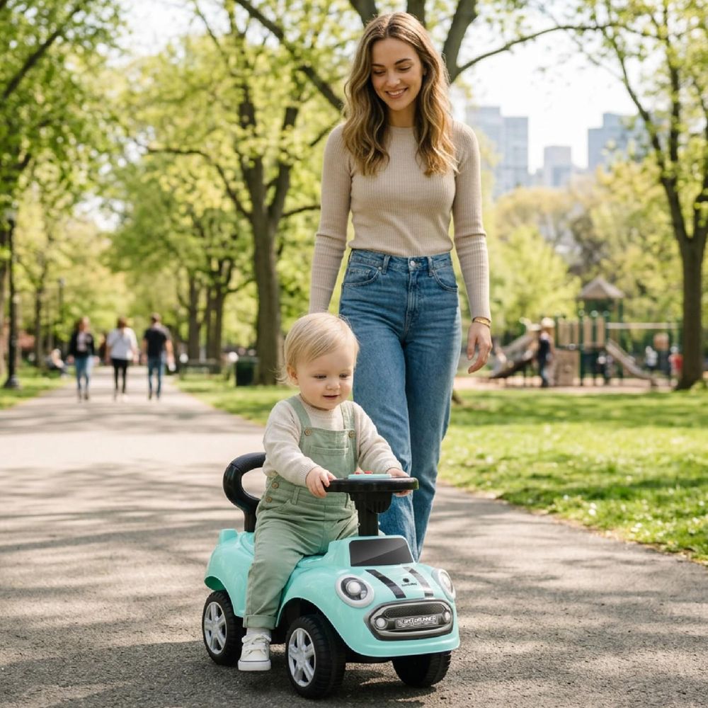 Kind rijdt met de Sun Baby loopauto buiten op een pad, begeleid door een ouder.