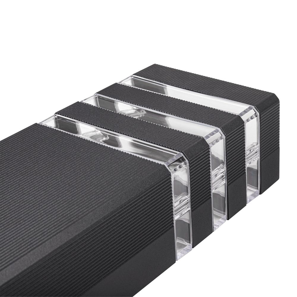 Nahaufnahme einer Lampe, hochwertige Materialien, schwarze Rillen und Glasstreifen.