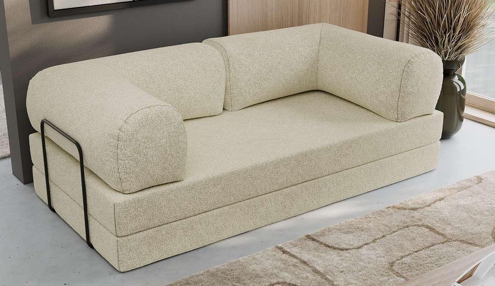 Beiges Sofa mit runden Armlehnen und schwarzem Metallrahmen.