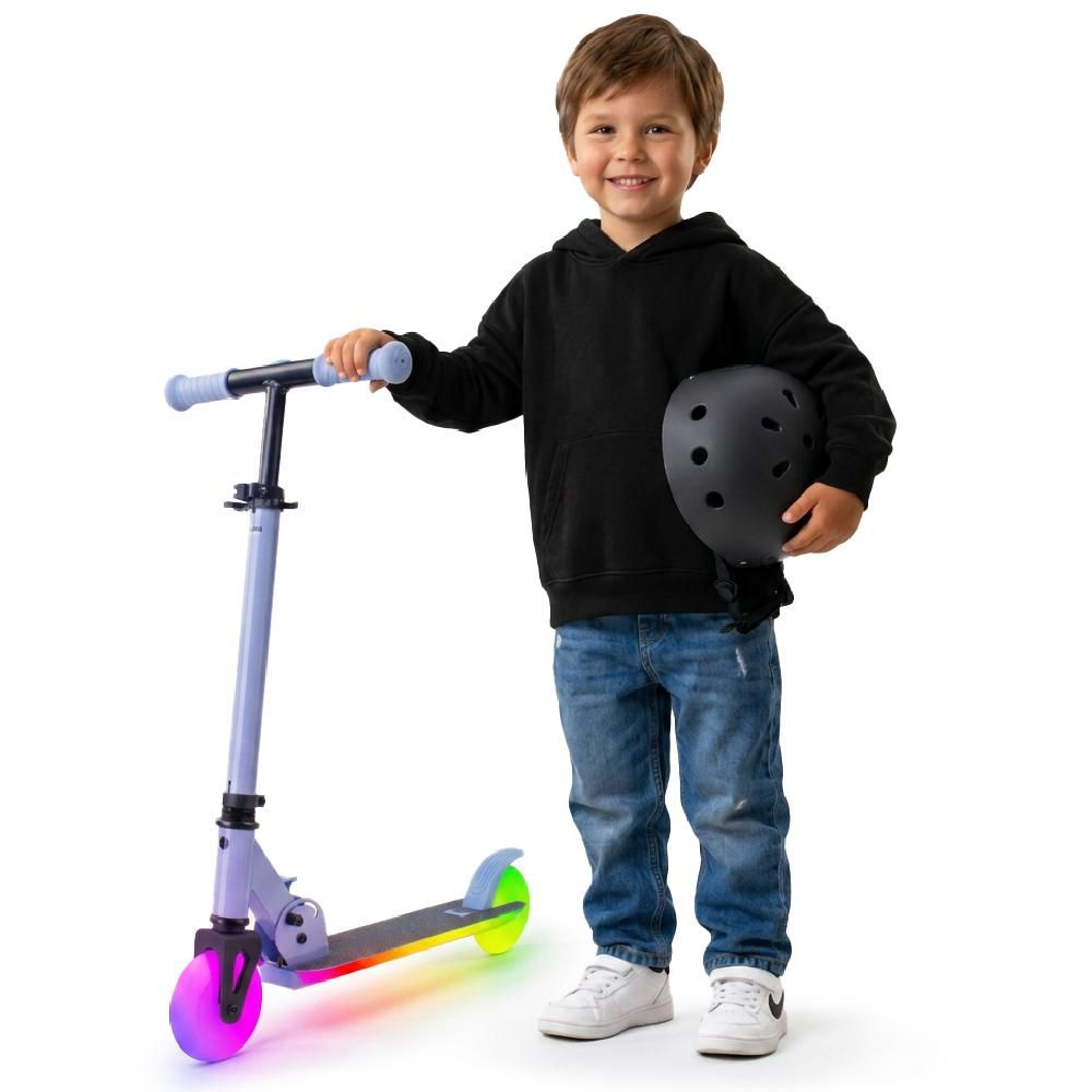 Kind mit Helm steht neben dem leuchtenden Tretroller