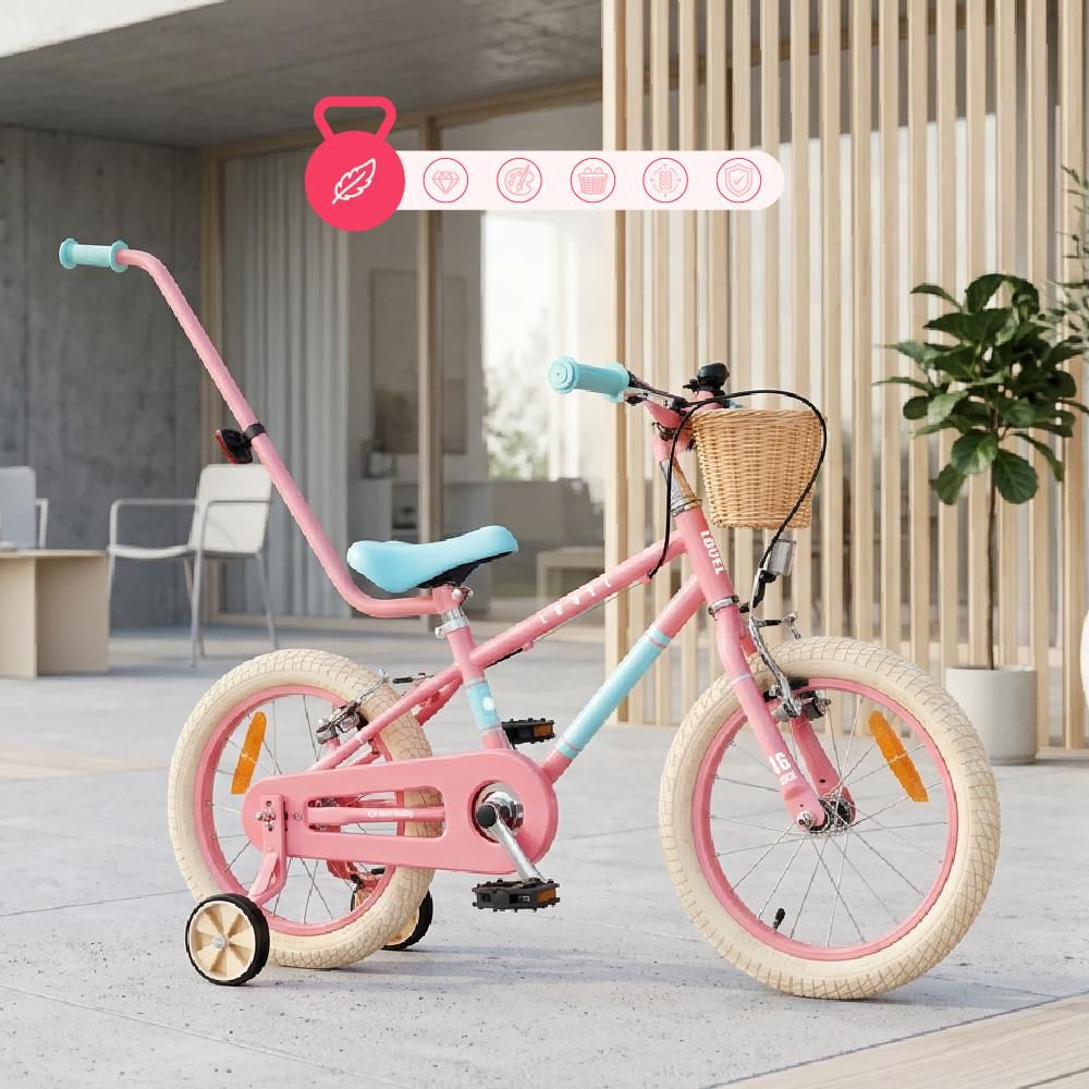 Bicicleta infantil rosa aparcada en el exterior con barra de empuje y cesta