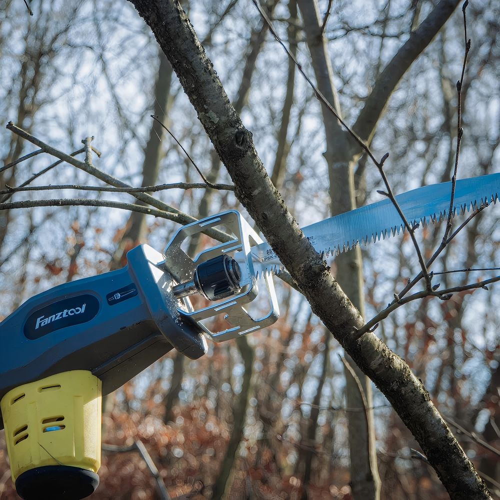 Akku Hochentaster Teleskop mit Akku, 210mm Sägeblatt, 4,7 m Reichweite, Ultra Leicht Blade-Tec