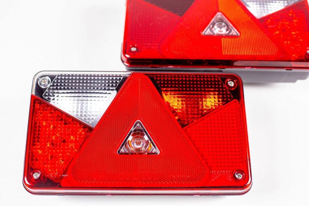 Rückleuchten-Set: Rückleuchten Aspöck Multipoint V LED + 5,5 m 13-poliger Kabelbaum