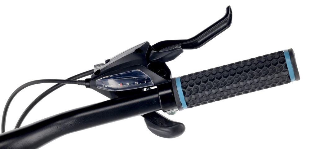 Detalle del manillar con puños ergonómicos y manetas de cambio Shimano.