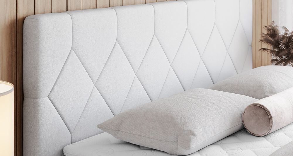 Vergrößern Sie das Kopfteil des Boxspringbettes, das Foto zeigt weiss Stoff
