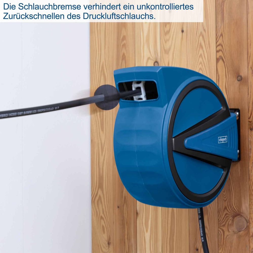 Das Bild zeigt den Druckluft-Schlauchaufroller an der Wand befestigt.