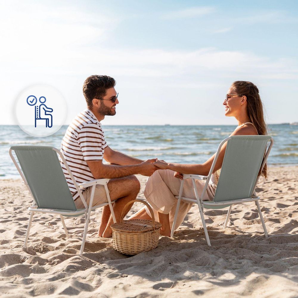 Komfortabler Strandstuhl für Paare am Meer, ideal für entspannte Momente
