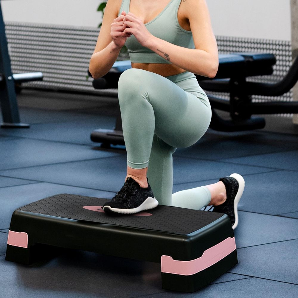Nahaufnahme einer Frau, die auf einem Stepper trainiert