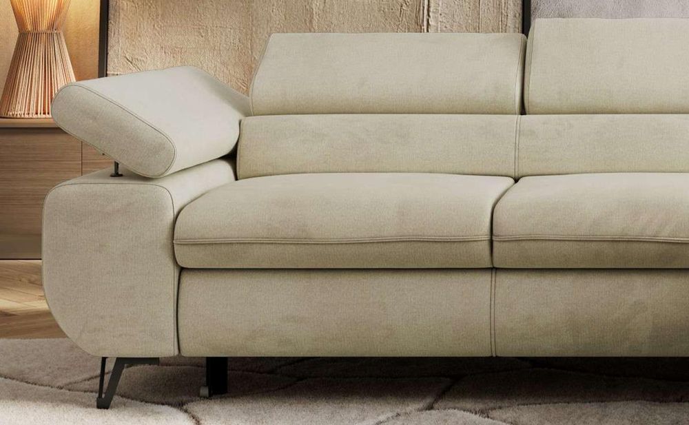 Detailansicht eines grauen Sofas mit breiten Sitzpolstern und weichen Rückenkissen.