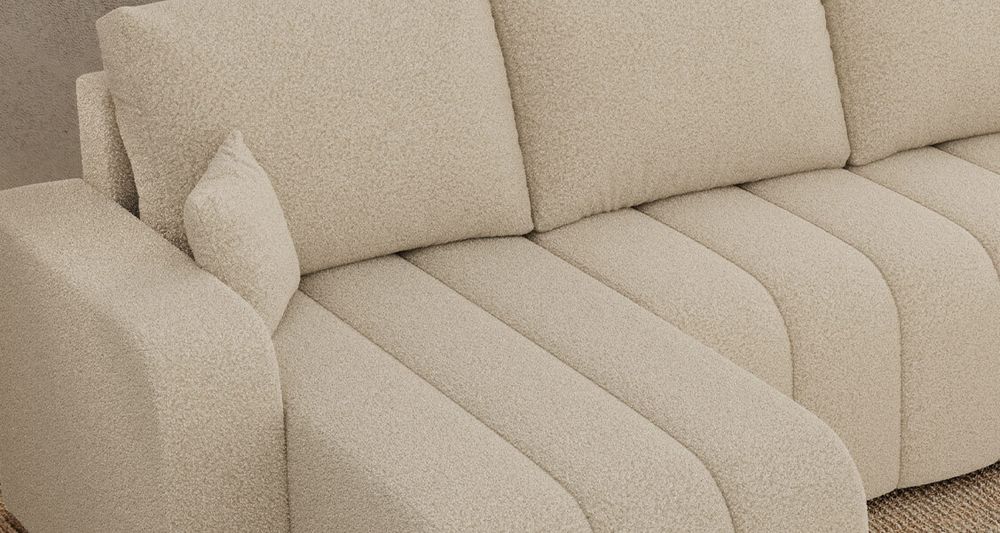 Zoomen Sie auf die Sitzfläche des Ecksofas. Sofa aus beigem Boucle-Stoff
