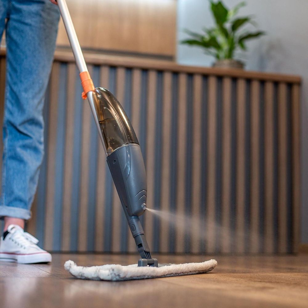 KADAX Flachmopp, Bodenwischer mit Wasserbehälter, Wischer mit Sprühfunktion für schnelle Reinigung, Wischmopp für Bodenreinigung, Reinigungsgerät (Grau/Orange)