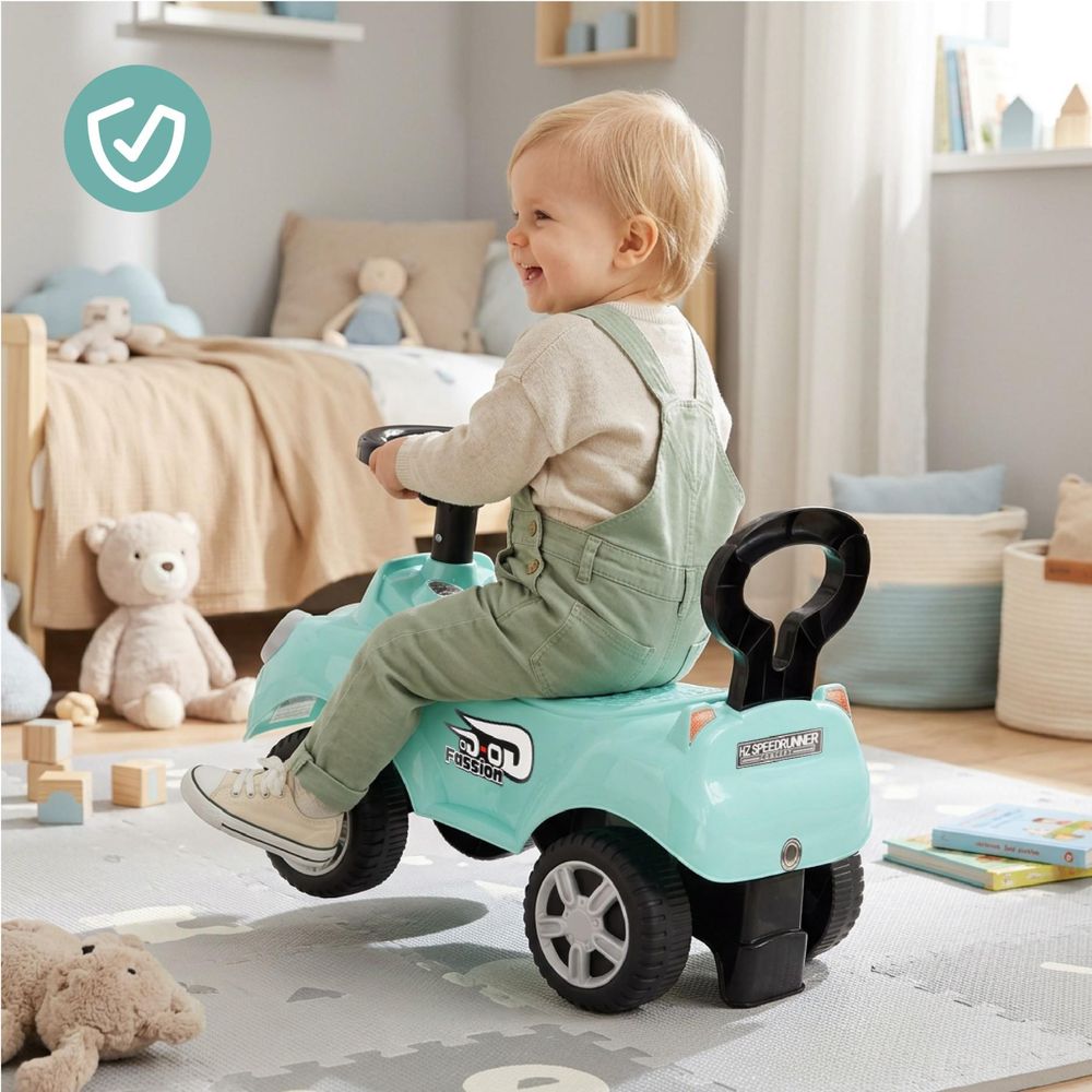 Kind zit stabiel op de loopauto met hoge rugleuning, zichtbaar in de kinderkamer.