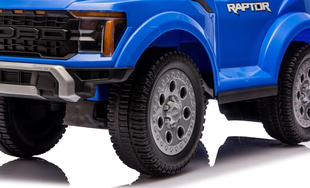 Close-up van de voorwielen van de Ford Raptor loopauto