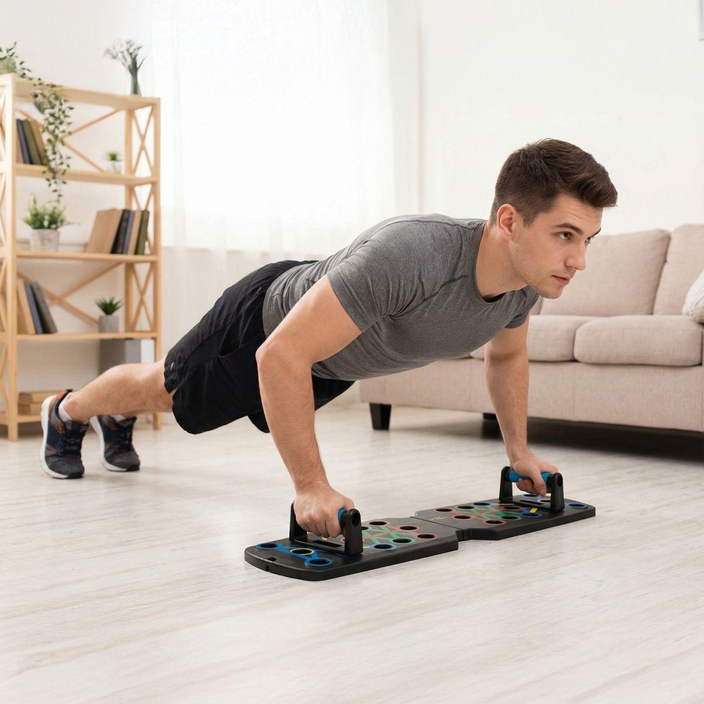 Junger Mann macht Liegestütze auf dem farbcodierten Fitnessbrett in einem modernen Wohnzimmer