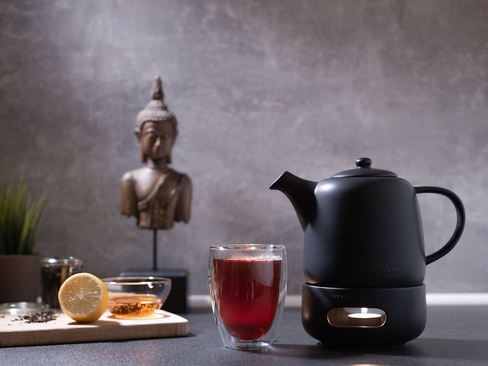 Hanseküche Teekanne Porzellan Stövchen (1,3L) – Hochwertige Teekanne mit Siebeinsatz aus 304 Edelstahl – Design Teekanne Keramik für Tee und Teebeutel