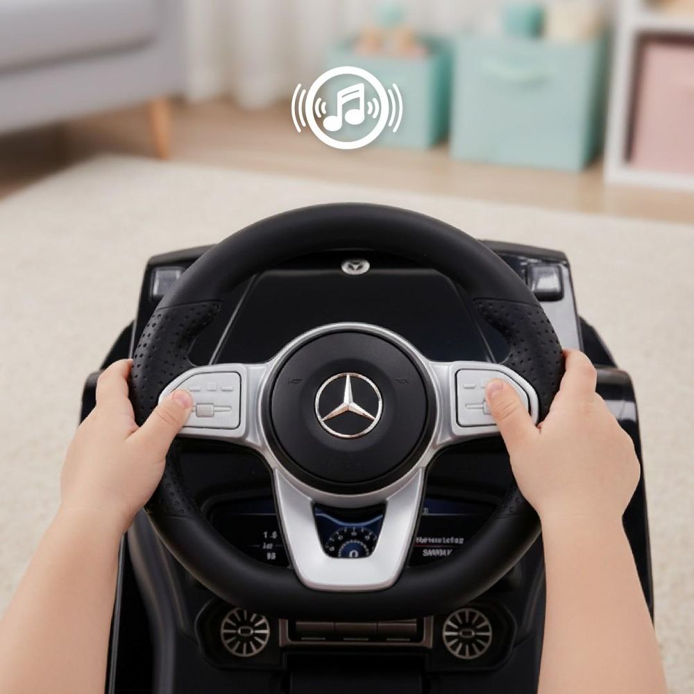 Primo piano delle mani di un bambino sul volante con pulsanti sonori