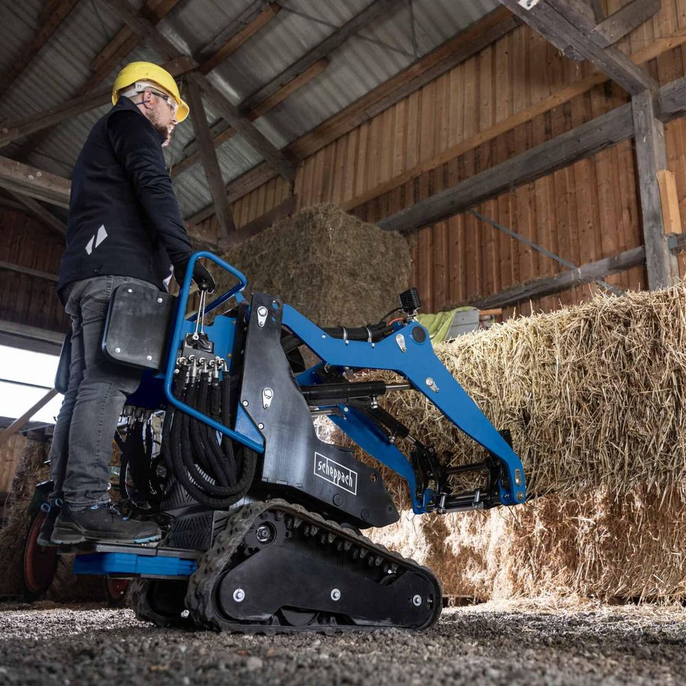 Das Bild zeigt eine Person bei der Arbeit mit dem Kompaktlader.