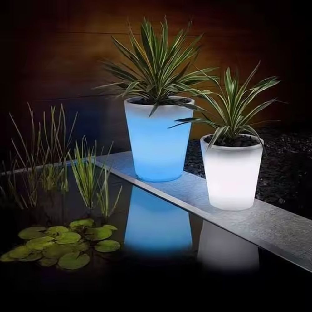 LED-Blumentöpfe, Multicolor-Stimmung, weiß und blau neben einem Teich.
