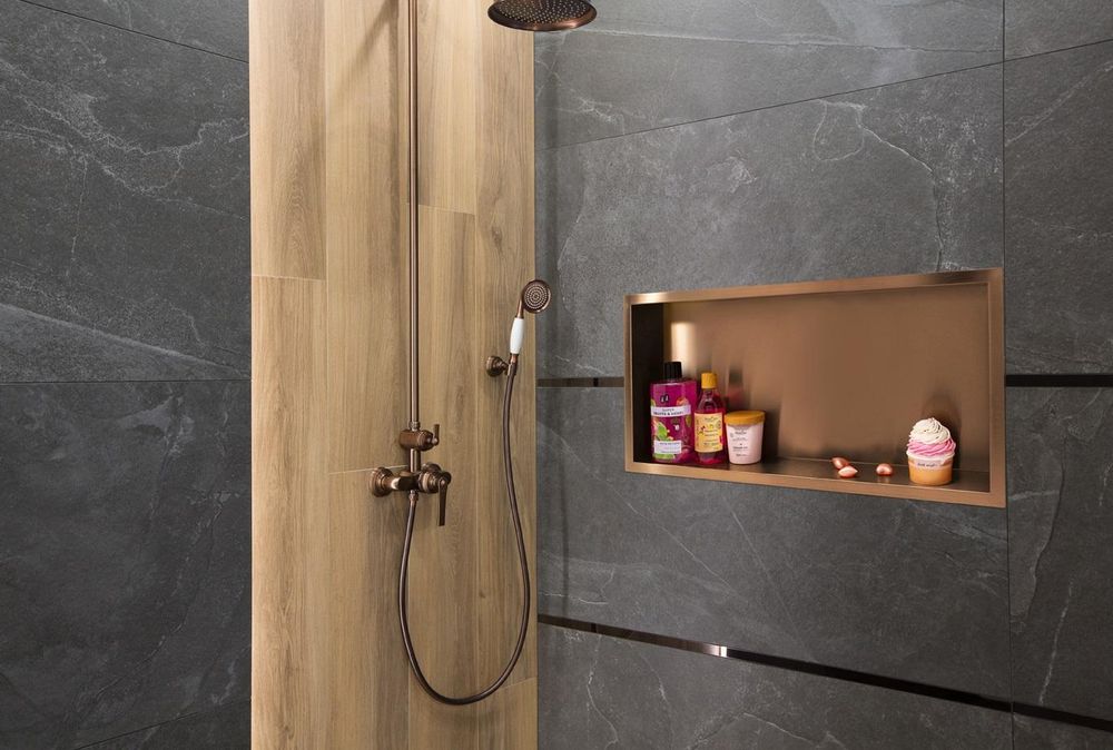 Nischenregal aus Edelstahl im Badezimmer – stilvolle Wandnischen für Kosmetik und Dekoration
