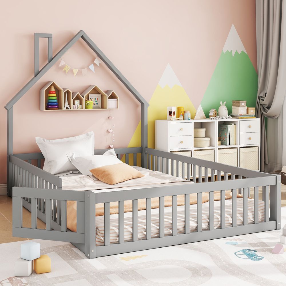 Merax Kinderbett Hausbett 140x200 cm mit Schornstein und Rundum-Sicherheitsgitter, Bodenbett mit Lattenrost, Holzbett, Doppelbett – Grau