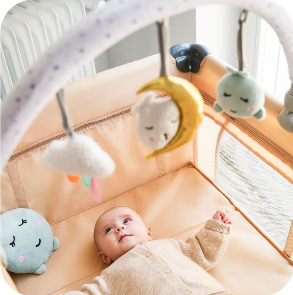 MoMi ZIZI – Baby Spielbogen mit Sensorik-Spielzeug (Spiegel, Rassel, Glöckchen), universell für Kinderwagen, Bett & Wippe – Bunt