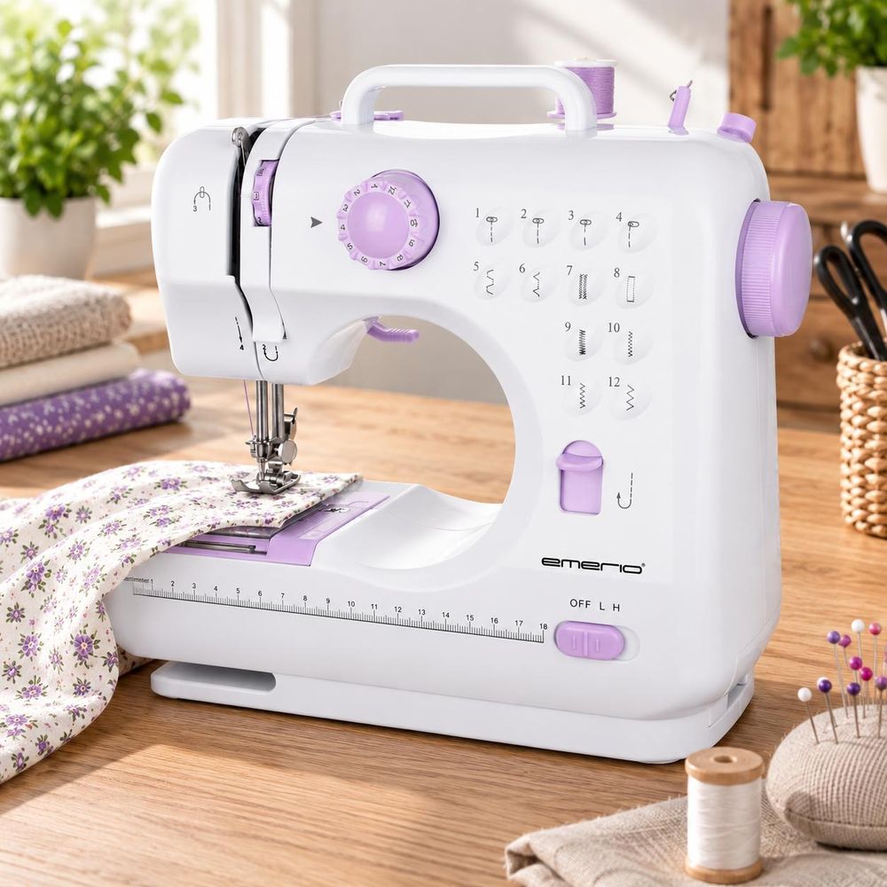 Weiße Emerio Nähmaschine mit lila Details, Stoffen und Nähzubehör auf einem Holztisch.